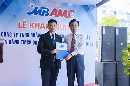 Ông Lê Đình Luật – TGĐ MBAMC trao quyết định thành lập chi nhánh và quyết định bổ nhiệm vị trí phó giám đốc  MBAMC Đông Nam Bộ.